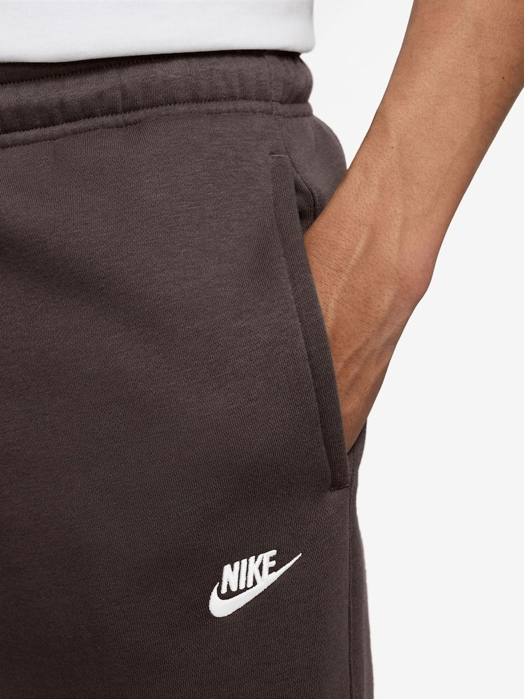 Marrón barroco - Pantalones de chándal de polar con bajo ajustado Club de Nike - Imagen 3 de 3