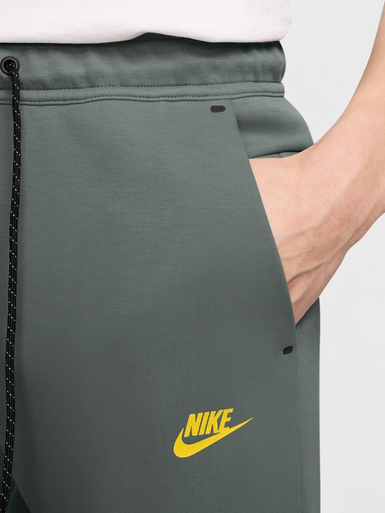 Nike Camo Green Tech Fleece Joggers - Image 3 of 3