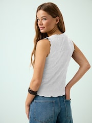 أبيض - صديري بدون أكمام بياقة على شكل V وملمس بارز - صورة 3 من 3