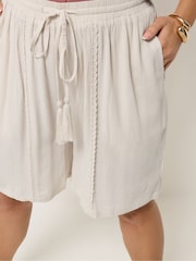 Crema - Yours Curve Scallop Trim Shorts - Imagen 4 de 6