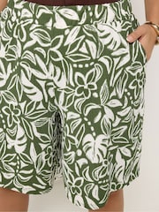 Yours Curve Khaki Green Leaf Print Pull On Jersey Shorts - Image 4 of 5