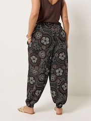 Negro floral - Yours Curve Shirred Waist Balloon Trousers - Imagen 3 de 5