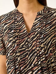 فستان بثنيات دقيقة وبتصميم مزين بطبعة نقشة جلد حيوان من Roman - Image 5 of 5