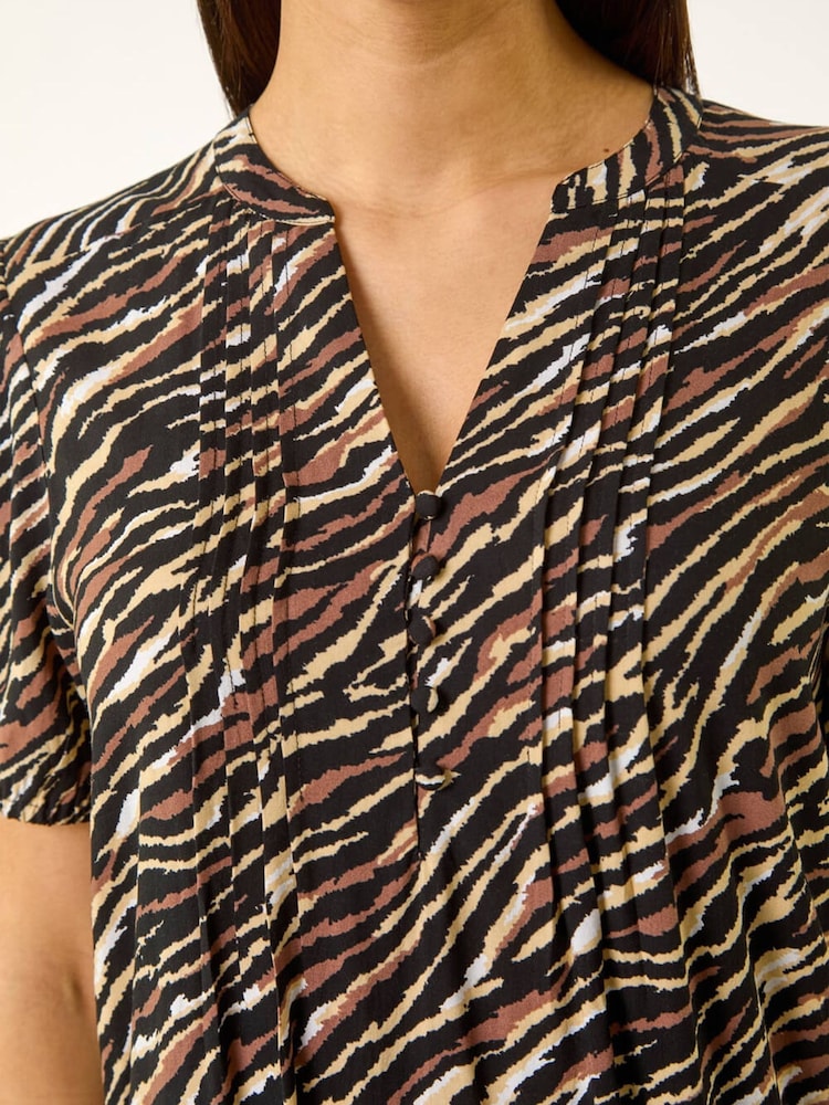 فستان بثنيات دقيقة وبتصميم مزين بطبعة نقشة جلد حيوان من Roman - Image 5 of 5