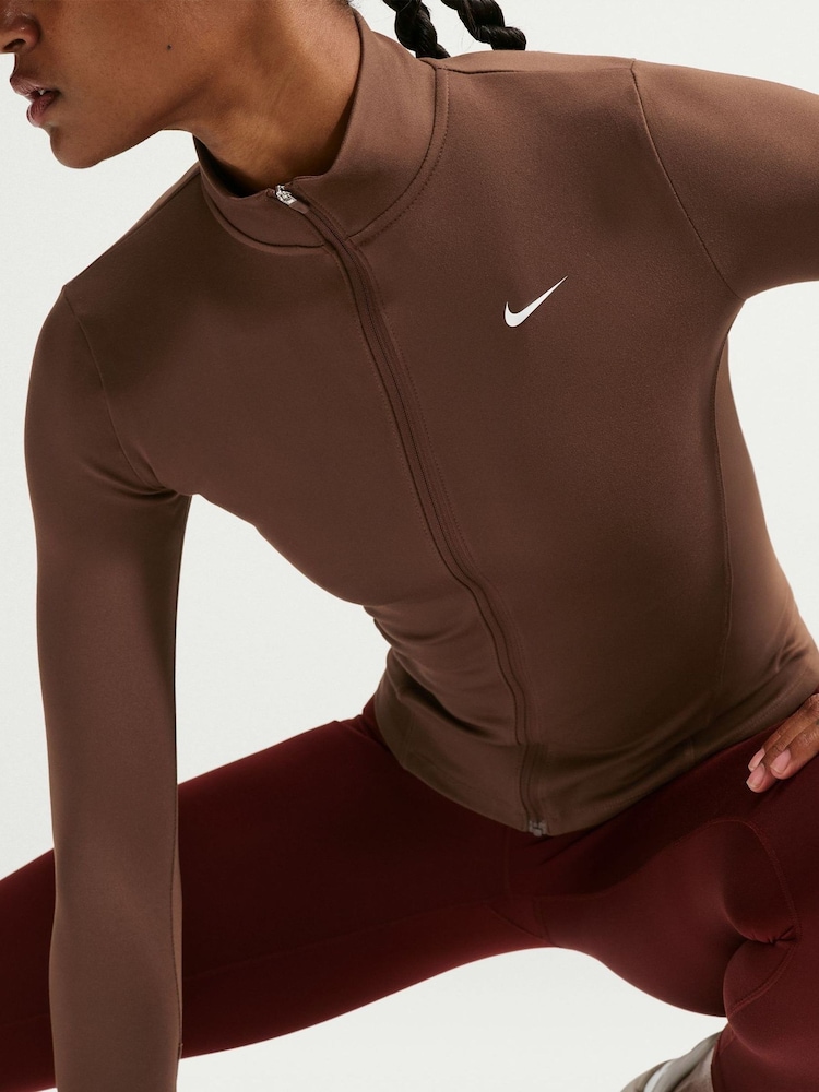 צבע חום קקאו, דגם Wow - Nike ז'קט צמוד בטכנולוגיית Dri-FIT עם רוכסן לכל האורך, קולקציית One - תמונה 1 מתוך 5 צבע חום קקאו, דגם Wow - Nike ז'קט צמוד בטכנולוגיית Dri-FIT עם רוכסן לכל האורך, קולקציית One - תמונה 1 מתוך 5