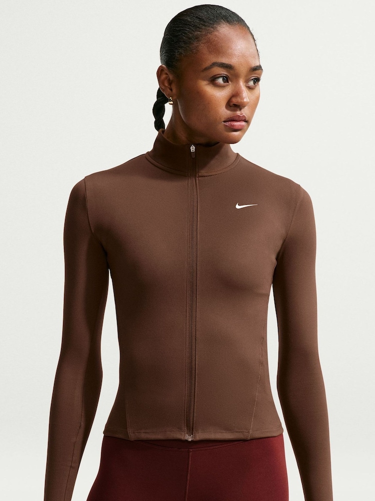 צבע חום קקאו, דגם Wow - Nike ז'קט צמוד בטכנולוגיית Dri-FIT עם רוכסן לכל האורך, קולקציית One - תמונה 2 מתוך 5 צבע חום קקאו, דגם Wow - Nike ז'קט צמוד בטכנולוגיית Dri-FIT עם רוכסן לכל האורך, קולקציית One - תמונה 2 מתוך 5