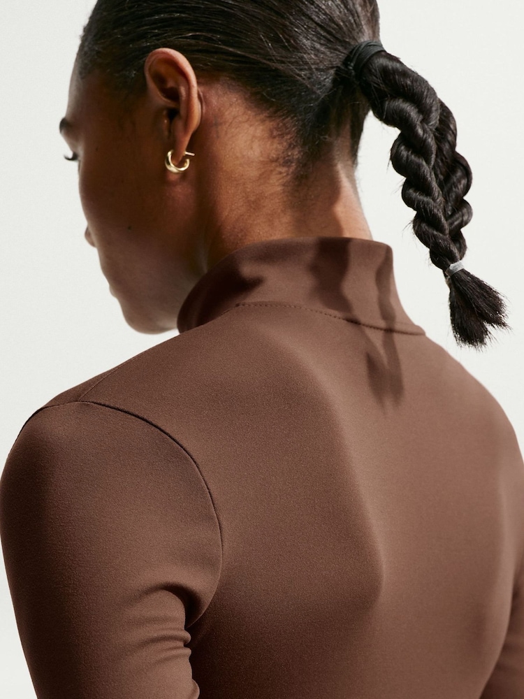 צבע חום קקאו, דגם Wow - Nike ז'קט צמוד בטכנולוגיית Dri-FIT עם רוכסן לכל האורך, קולקציית One - תמונה 5 מתוך 5 צבע חום קקאו, דגם Wow - Nike ז'קט צמוד בטכנולוגיית Dri-FIT עם רוכסן לכל האורך, קולקציית One - תמונה 5 מתוך 5