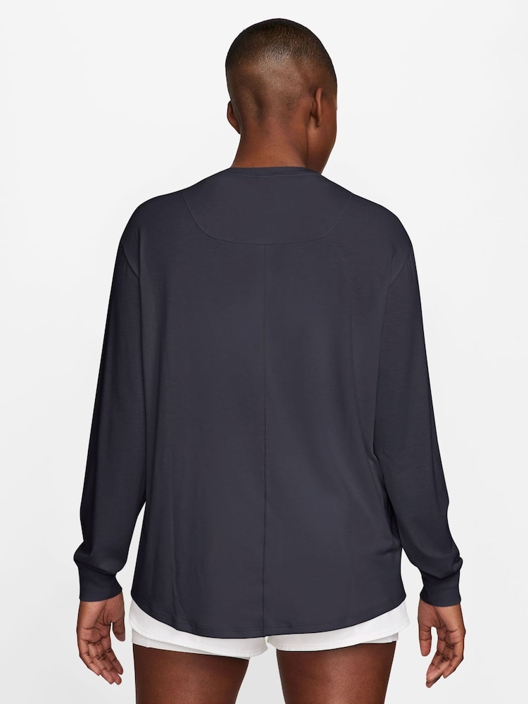 Nike Gridiron Grey One Relaxed Dri-FIT Long Sleeve Top - Image 2 of 3 Nike Gridiron Grey One Relaxed Dri-FIT Long Sleeve Top - Image 2 of 3