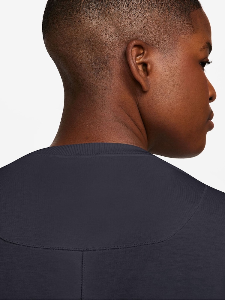 Nike Gridiron Grey One Relaxed Dri-FIT Long Sleeve Top - Image 3 of 3 Nike Gridiron Grey One Relaxed Dri-FIT Long Sleeve Top - Image 3 of 3