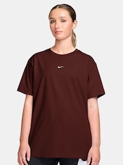 بني تمر داكن - تيشِرت رياضي أساسي بقصّة واسعة من Nike - Image 1 of 3