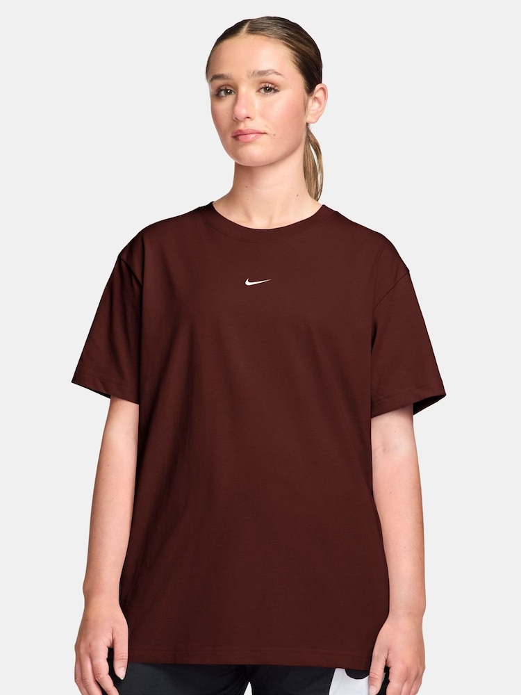 بني تمر داكن - تيشِرت رياضي أساسي بقصّة واسعة من Nike - Image 1 of 3 بني تمر داكن - تيشِرت رياضي أساسي بقصّة واسعة من Nike - Image 1 of 3