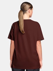 بني تمر داكن - تيشِرت رياضي أساسي بقصّة واسعة من Nike - Image 2 of 3