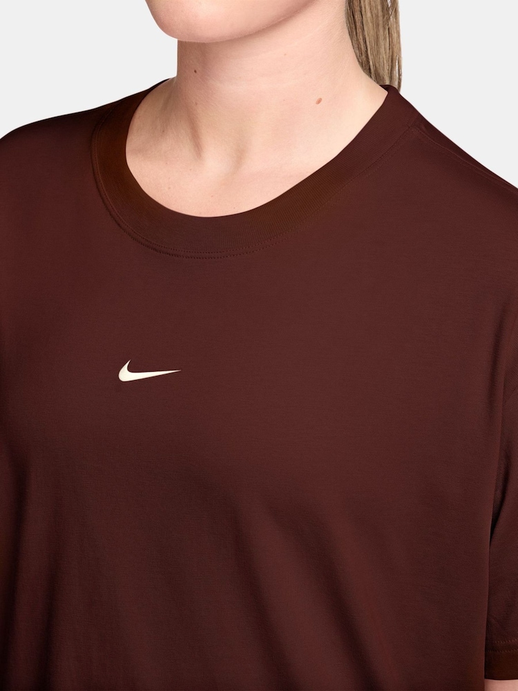 بني تمر داكن - تيشِرت رياضي أساسي بقصّة واسعة من Nike - Image 3 of 3 بني تمر داكن - تيشِرت رياضي أساسي بقصّة واسعة من Nike - Image 3 of 3