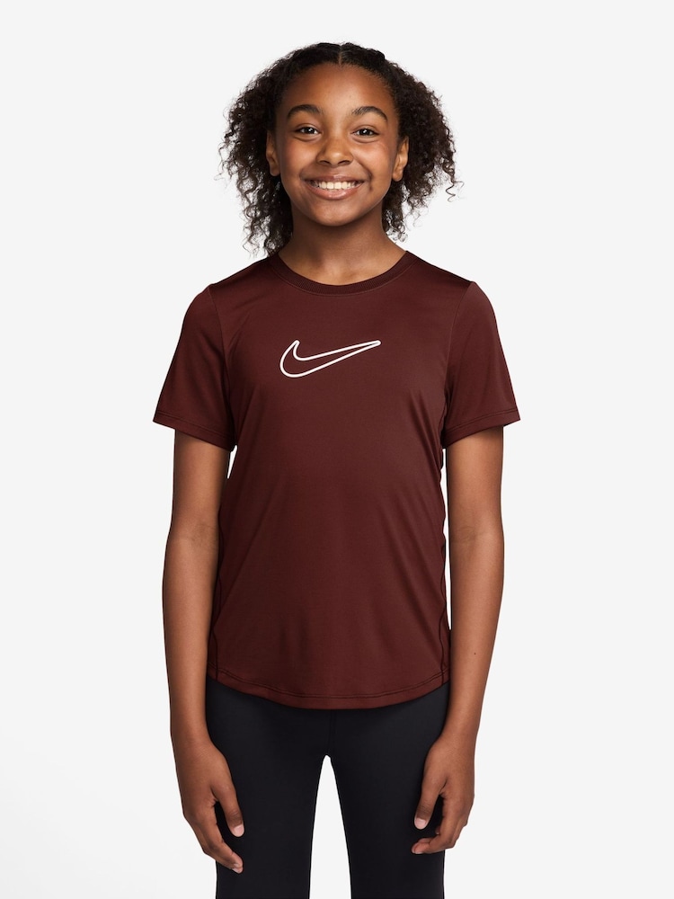 بني تمر داكن - تيشرت بكُم قصير بتقنية Dri-FIT من تشكيلة One من Nike - صورة 1 من 3 بني تمر داكن - تيشرت بكُم قصير بتقنية Dri-FIT من تشكيلة One من Nike - صورة 1 من 3