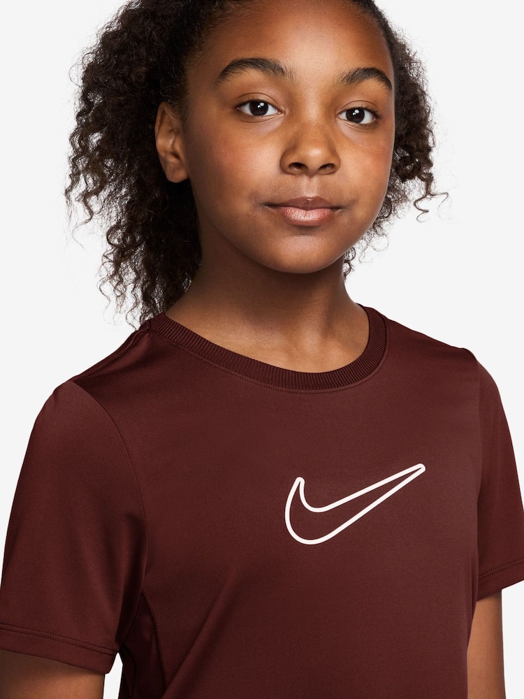بني تمر داكن - تيشرت بكُم قصير بتقنية Dri-FIT من تشكيلة One من Nike - صورة 3 من 3 بني تمر داكن - تيشرت بكُم قصير بتقنية Dri-FIT من تشكيلة One من Nike - صورة 3 من 3