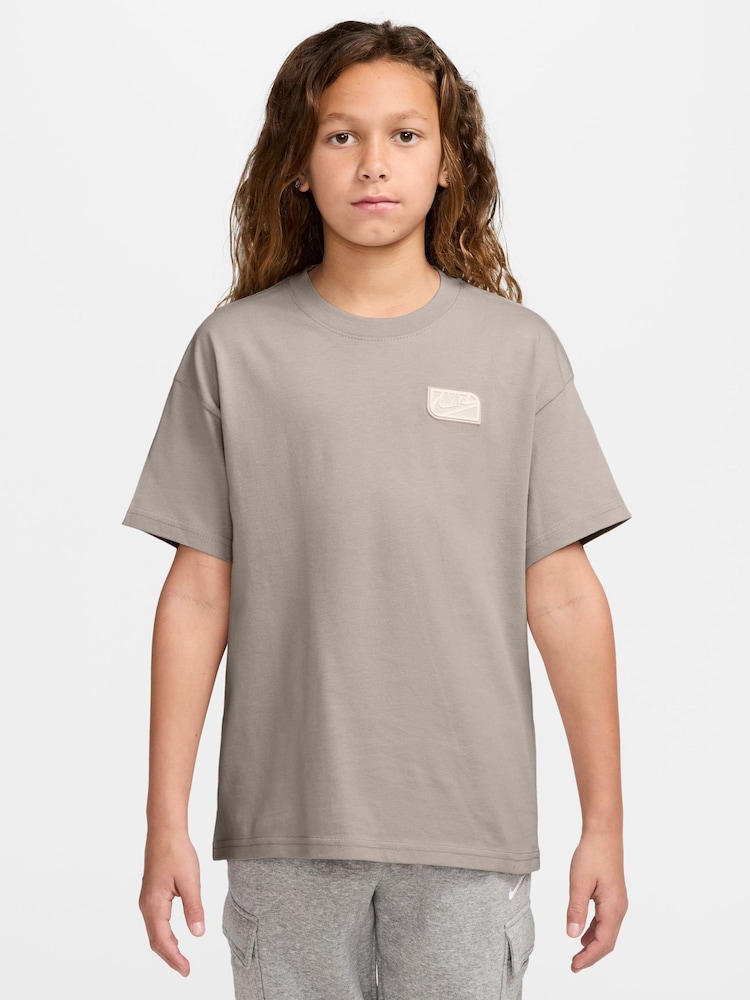 Lys brun - Nike t-shirt med logo og grafisk print - Billede 1 af 3 Lys brun - Nike t-shirt med logo og grafisk print - Billede 1 af 3