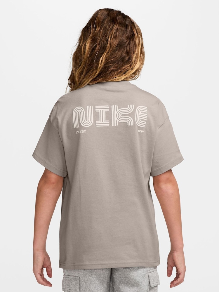 Lys brun - Nike t-shirt med logo og grafisk print - Billede 2 af 3 Lys brun - Nike t-shirt med logo og grafisk print - Billede 2 af 3