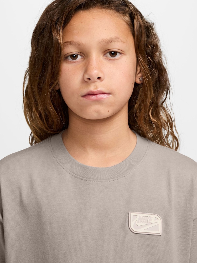 Lys brun - Nike t-shirt med logo og grafisk print - Billede 3 af 3 Lys brun - Nike t-shirt med logo og grafisk print - Billede 3 af 3