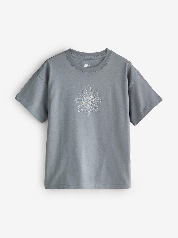 Nike Winter Graphic T-Shirt - Bilde 1 av 1
