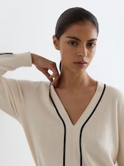 Reiss Ivory/Navy Mila Wool-Blend V-Neck Stripe-Detail Jumper with Cashmere - Image 3 of 6