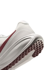 أبيض ووردي ودخاني - حذاء رياضي للركض على الطريق Revolution 8 من Nike - Image 11 of 11