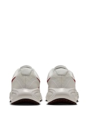أبيض ووردي ودخاني - حذاء رياضي للركض على الطريق Revolution 8 من Nike - Image 6 of 11