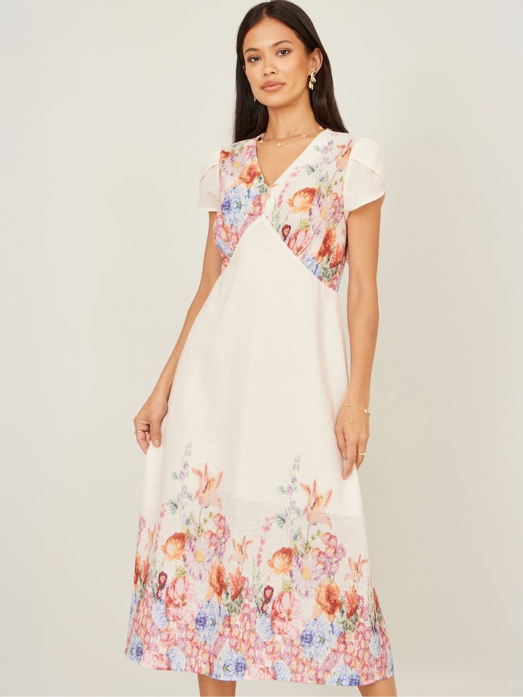 فستان متوسط الطول بطبعة مورّدة على الحواف من Yumi - Image 2 of 5 فستان متوسط الطول بطبعة مورّدة على الحواف من Yumi - Image 2 of 5