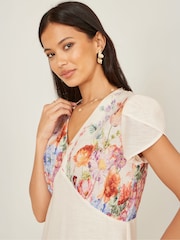 فستان متوسط الطول بطبعة مورّدة على الحواف من Yumi - Image 3 of 5