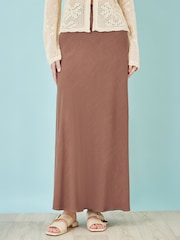 חום - Yumi חצאית ויסקוזה באורך מקסי - תמונה 2 מתוך 3