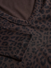 The Set 5 Pack V-Neck Ribbed Long Sleeve T-Shirts Brown/Black/Leopard Animal/Neutral/White - Image 7 of 8
