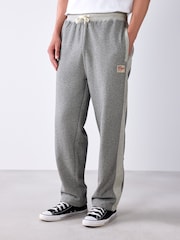 Pelēkais mergels - Loopback Relaxed Fit Graphic treniņbikses - Attēls 1 no 9
