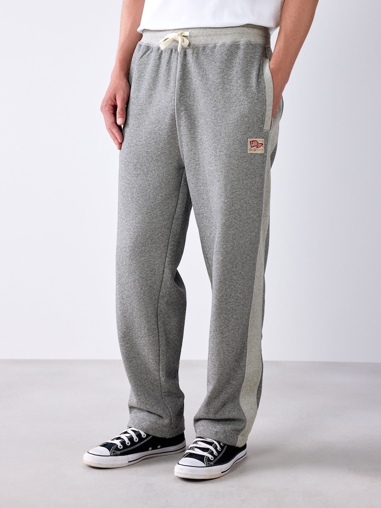 Pelēkais mergels - Loopback Relaxed Fit Graphic treniņbikses - Attēls 1 no 9