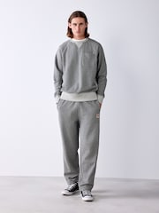 Pelēkais mergels - Loopback Relaxed Fit Graphic treniņbikses - Attēls 2 no 9