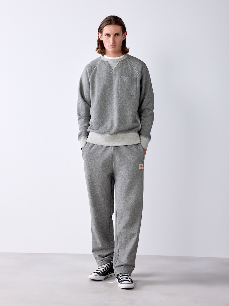 Pelēkais mergels - Loopback Relaxed Fit Graphic treniņbikses - Attēls 2 no 9