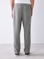 Pelēkais mergels - Loopback Relaxed Fit Graphic treniņbikses - Attēls 3 no 9