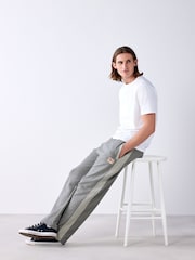 Pelēkais mergels - Loopback Relaxed Fit Graphic treniņbikses - Attēls 4 no 9
