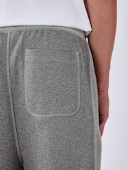 Pelēkais mergels - Loopback Relaxed Fit Graphic treniņbikses - Attēls 5 no 9