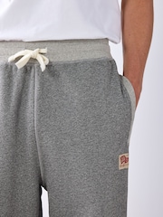 Pelēkais mergels - Loopback Relaxed Fit Graphic treniņbikses - Attēls 6 no 9