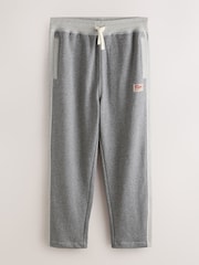 Pelēkais mergels - Loopback Relaxed Fit Graphic treniņbikses - Attēls 7 no 9