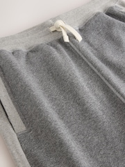 Pelēkais mergels - Loopback Relaxed Fit Graphic treniņbikses - Attēls 9 no 9