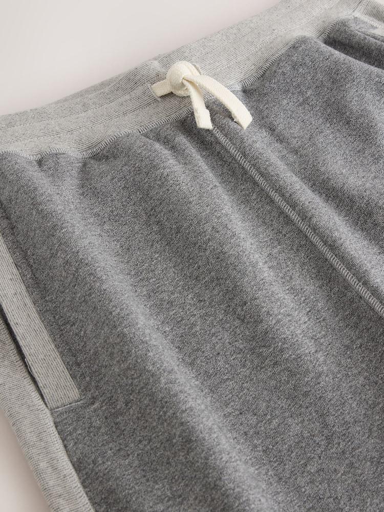 Pelēkais mergels - Loopback Relaxed Fit Graphic treniņbikses - Attēls 9 no 9