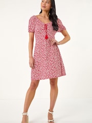 فستان برباط شرَّابة بطبعة مورّدة للأحجام الصغيرة من Roman - Image 4 of 5