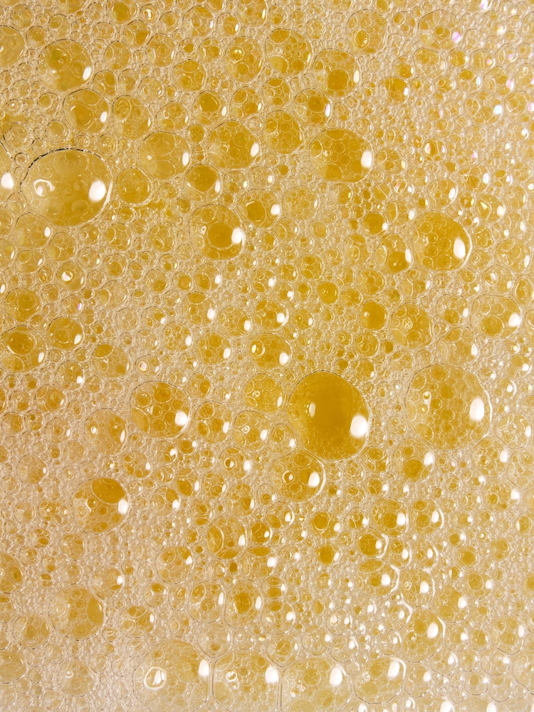 Liz Earle Botanical Face And Body Wash 200ml - Image 2 of 2