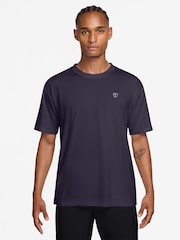 סגול - Nike חולצת טי גולף רפויה מבד Dri-FIT - תמונה 1 מתוך 3