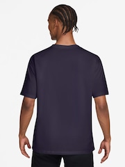 סגול - Nike חולצת טי גולף רפויה מבד Dri-FIT - תמונה 2 מתוך 3