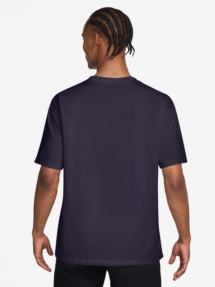 סגול - Nike חולצת טי גולף רפויה מבד Dri-FIT - תמונה 2 מתוך 3
