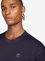 סגול - Nike חולצת טי גולף רפויה מבד Dri-FIT - תמונה 3 מתוך 3