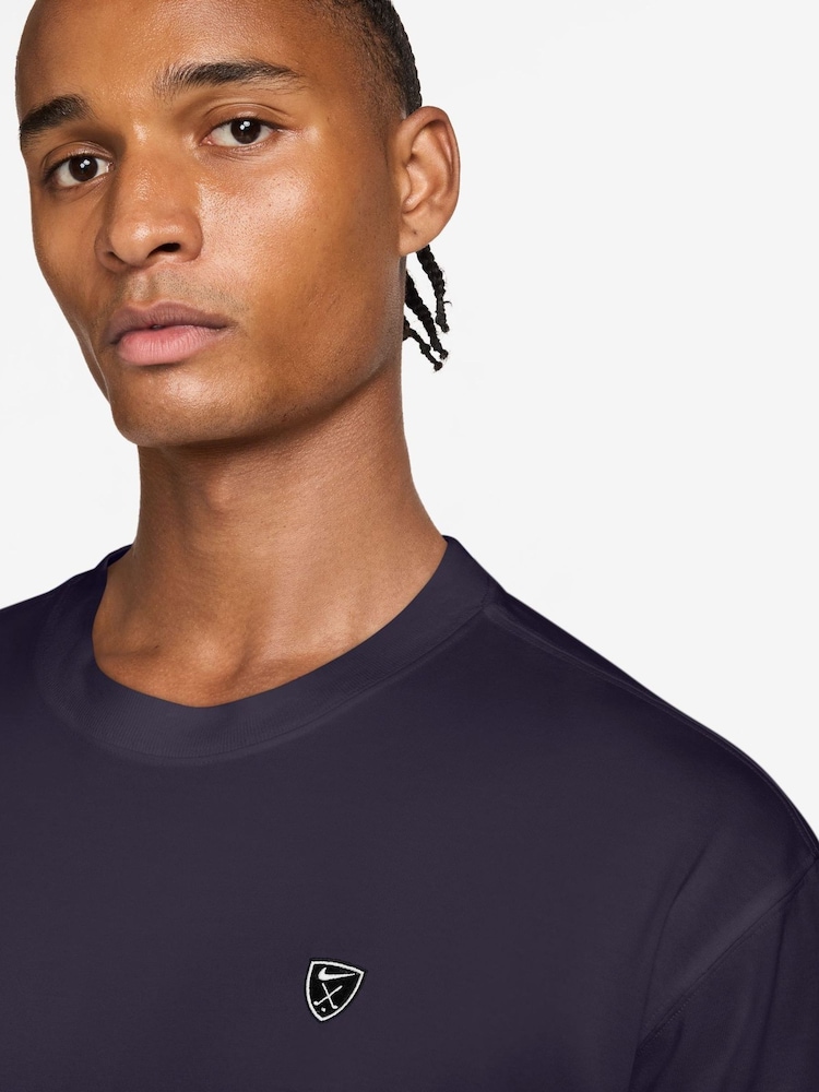 סגול - Nike חולצת טי גולף רפויה מבד Dri-FIT - תמונה 3 מתוך 3
