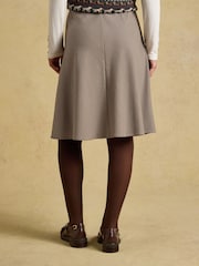 פפיטה חומה - Joules Avery Short Panel Skirt - תמונה 7 מתוך 12