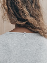 رمادي - تيشرت مضلع بكم طويل من مزيج الفيسكوز من self. - صورة 4 من 8